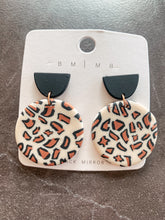 Load image into Gallery viewer, Clay earrings
